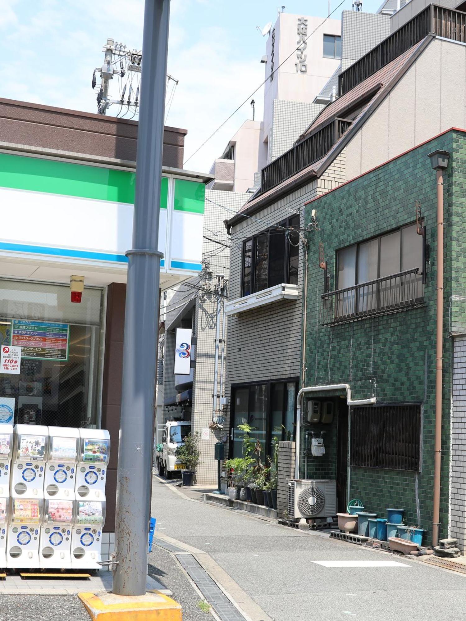 Guesthouse Yours Osaka Exterior photo